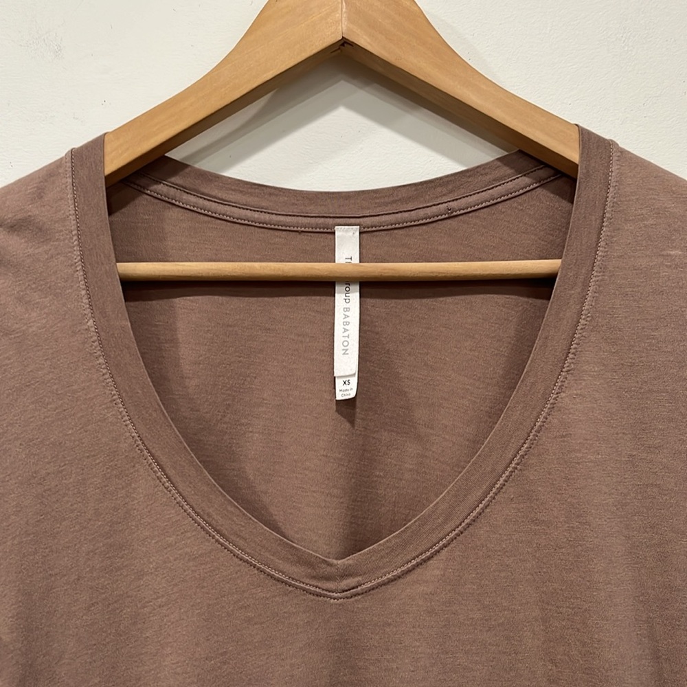 Aritzia Babaton Vneck Foundation short sleeve tee top in Deep Taupe Oversized XS - Picture 3 of 8